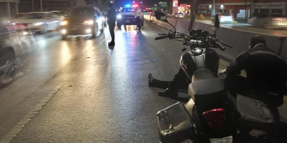 Paramédicos trasladaron al motociclista a un hospital cercano.