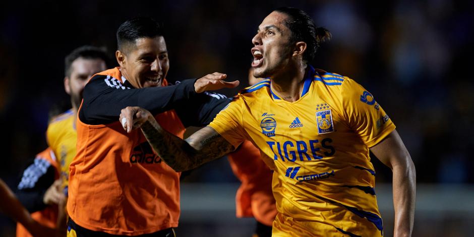 Carlos Salcedo festeja su gol en la vuelta de los cuartos de final de la Liga MX entre Tigres  y Santos, el pasado 28 de noviembre.