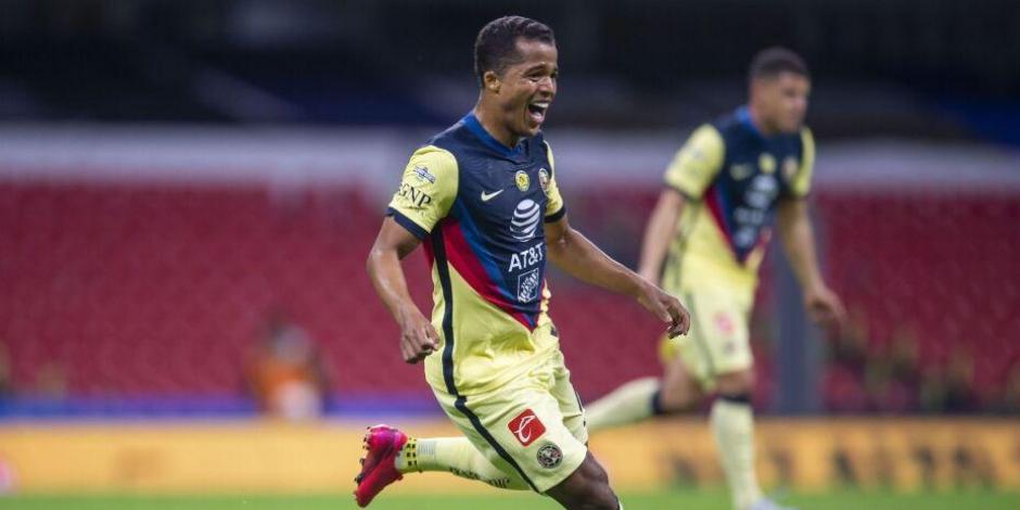 Giovani dos Santos festeja un gol con el América en la Liga MX.