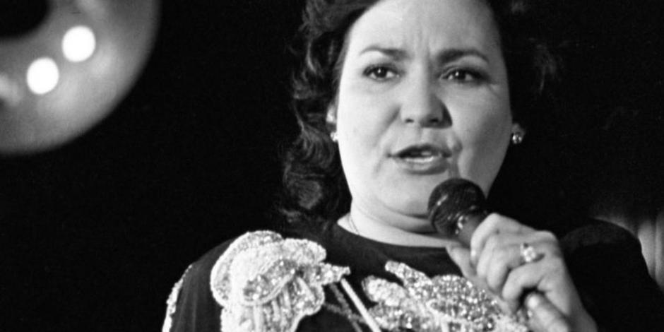 Carmen Salinas, durante una presentación en un teatro, en 1984.
