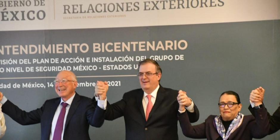 El embajador de Estados Unidos en México, Ken Salazar, reconoció que las armas que utiliza el crimen organizado en México, provienen de EU
