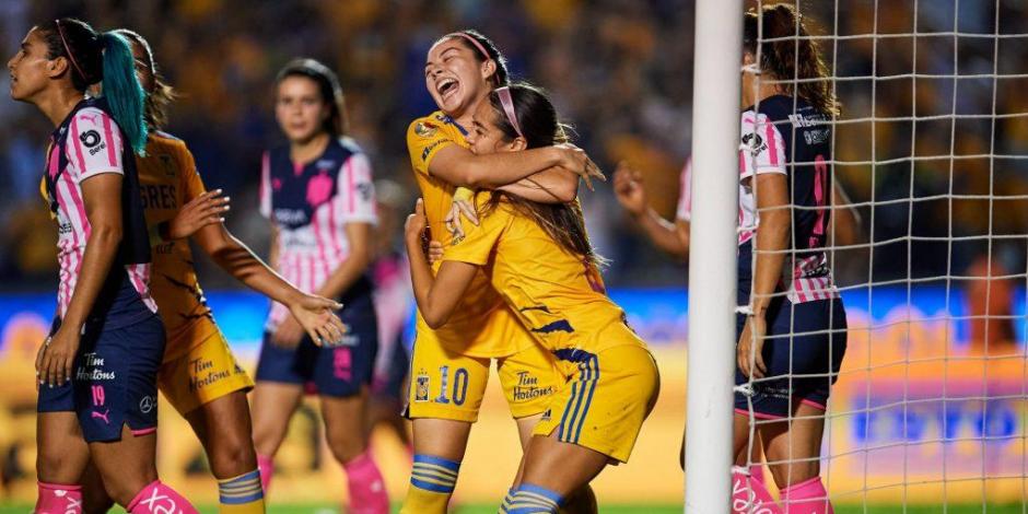 Jugadoras de Tigres festejan un gol contra Monterrey en la Liga MX Femenil, el pasado 9 de octubre.