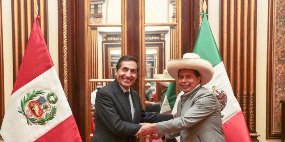 Rogelio Ramírez de la O, titular de Hacienda, viajó a Perú para apoyar al presidente Pedro Castillo