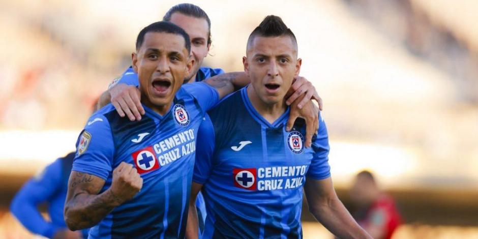 Jugadores de Cruz Azul festejan un gol en el Torneo Grita México Apertura 2021 de la Liga MX.