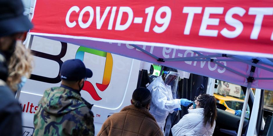Personas formadas para realizarse una prueba de COVID-19, en Nueva York, Estados Unidos; el país acumula más de 50 millones de infectados por el virus.
