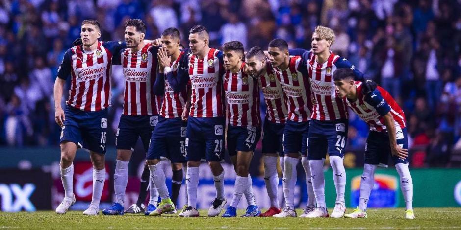 Futbolistas de Chivas, durante los penaltis contra Puebla en el repechaje de la Liga MX, el pasado 20 de noviembre.
