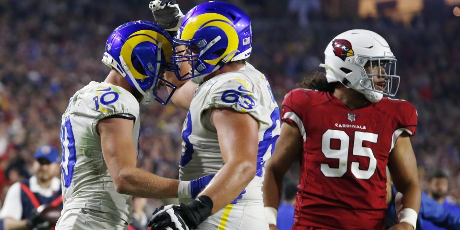 Cooper Kupp (10) y Austin Corbett (63), de los Rams, celebran un touchdown contra Cardinals en la Semana 13 de la NFL. 