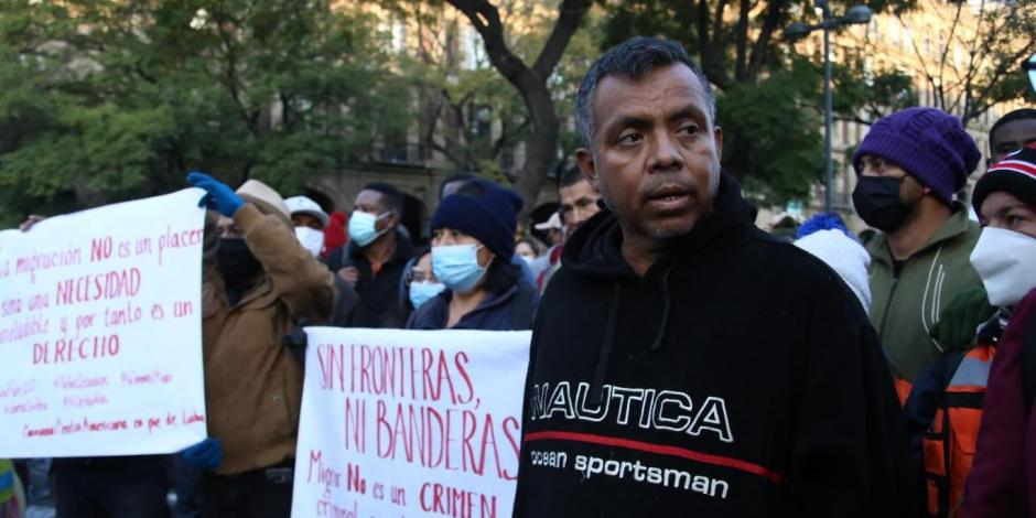 Un grupo de migrantes protesta a las afueras de Palacio Nacional
