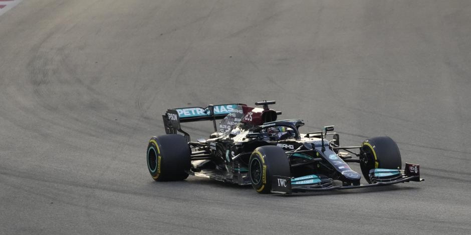 Lewis Hamilton, de Mercedes, el pasado 12 de diciembre, cuando lideraba el Gran Premio de Abu Dabi de la F1 sobre Max Verstappen.