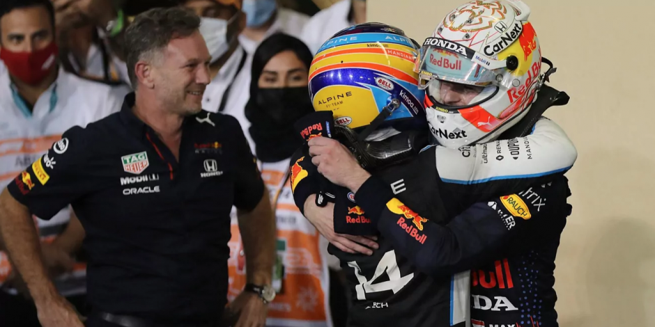 Christian Horner, jefe de Red Bull, observa a Checo Pérez el pasado 12 de diciembre después del Gran Premio de Abu Dhabi de F1.