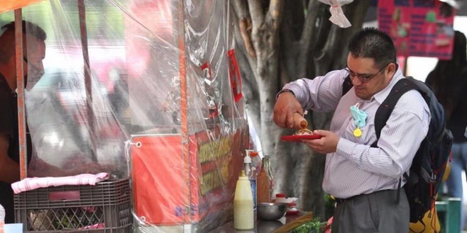 Hombre come tacos en comercio de la Ciudad de México.