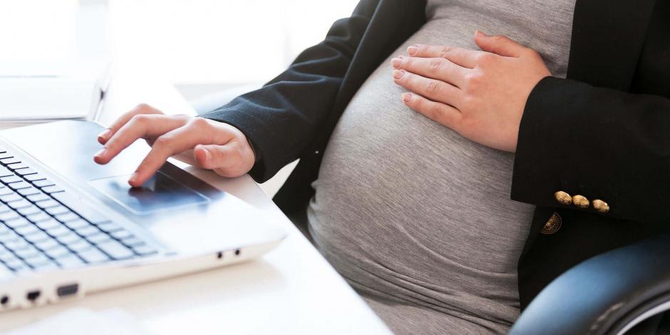 Una mujer embarazada quiso tener un trabajo de parto viendo un tutorial de YouTube y perdió a su hijo