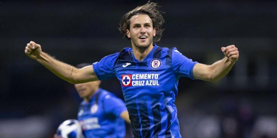 Santiago Giménez festeja un gol con Cruz Azul.