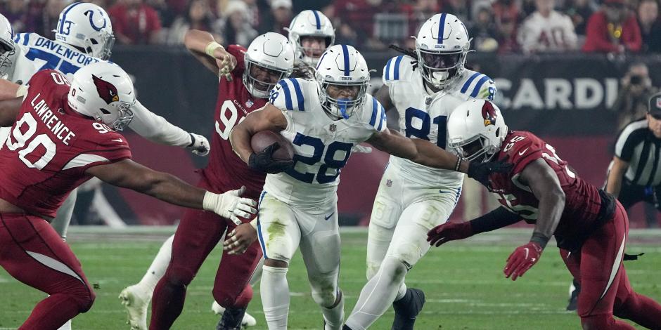 Jonathan Taylor (28), running back de los Colts, corre con el ovoide durante el duelo contra Cardinals en actividad de la Semana 16 de la NFL.