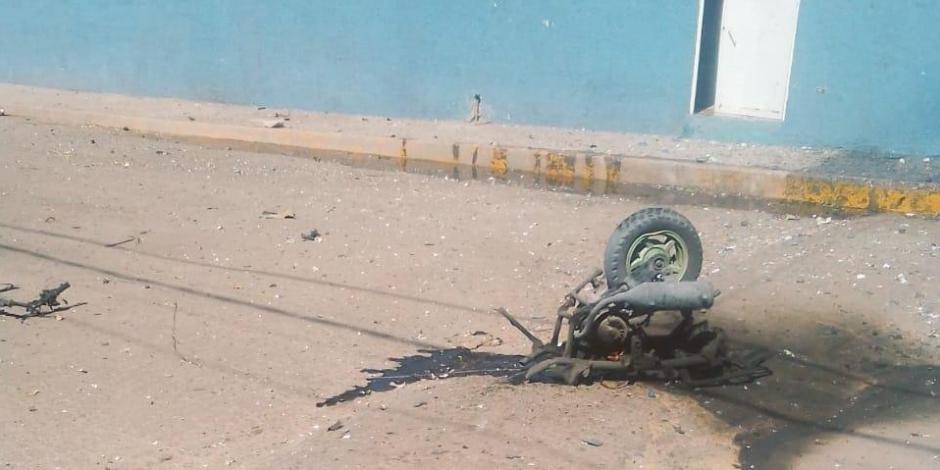 La motocicleta quedó destruida tras la explosión de pirotecnia en Tultepec.