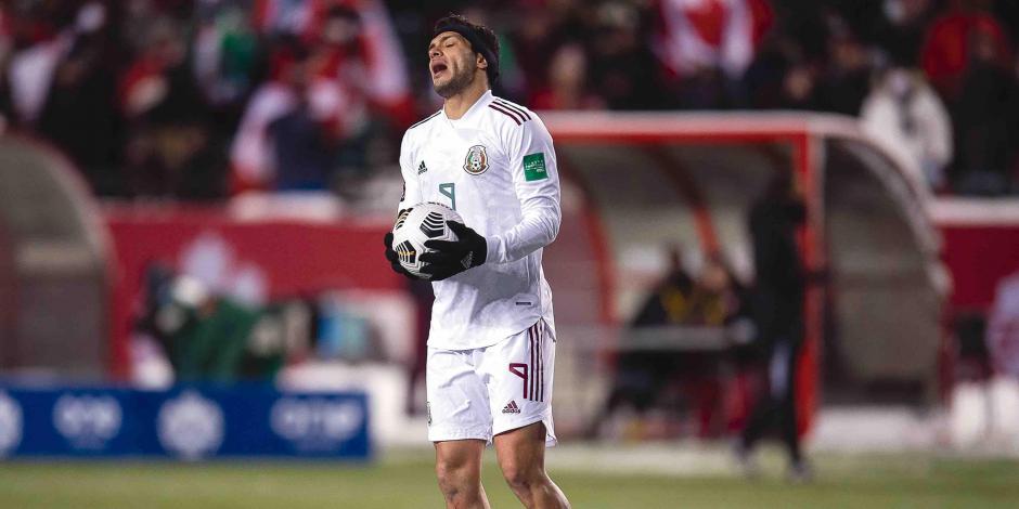 Raúl Jiménez se lamenta tras una falla con la Selección Mexicana.