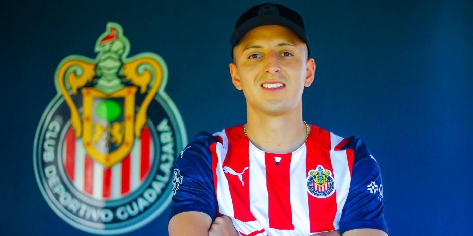 Roberto "Piojo" Alvarado posa con la playera de Chivas, su nuevo club en la Liga MX.