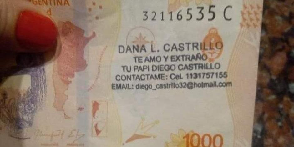 Un padre marca sus billetes, en Argentina, para enviarle mensaje a su hija