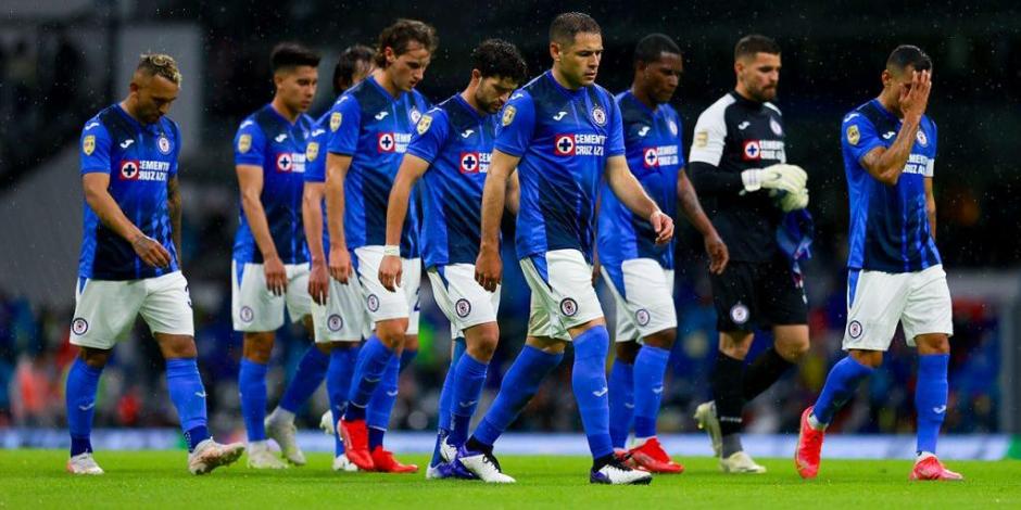 Jugadores de Cruz Azul se lamentan después de una de sus derrotas en el Torneo Grita México Apertura 2021 de la Liga MX.