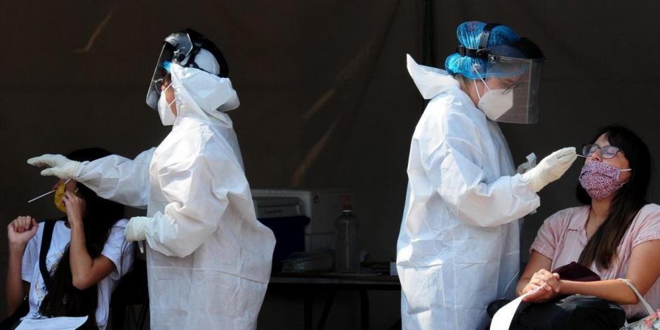 Dos mujeres se realizan la prueba de detección de COVID-19 en uno de los Macroquioscos instalados en la Ciudad de México.