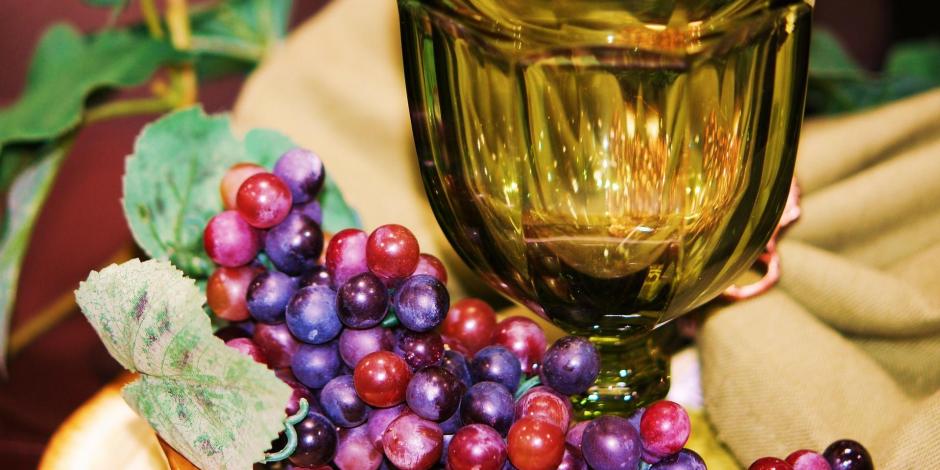 La tradición de comer uvas en fin de año se popularizó en varios países.
