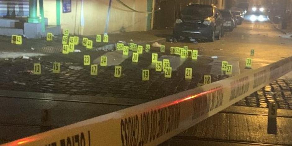 Decenas de casquillos percutidos quedaron en el piso luego del tiroteo.