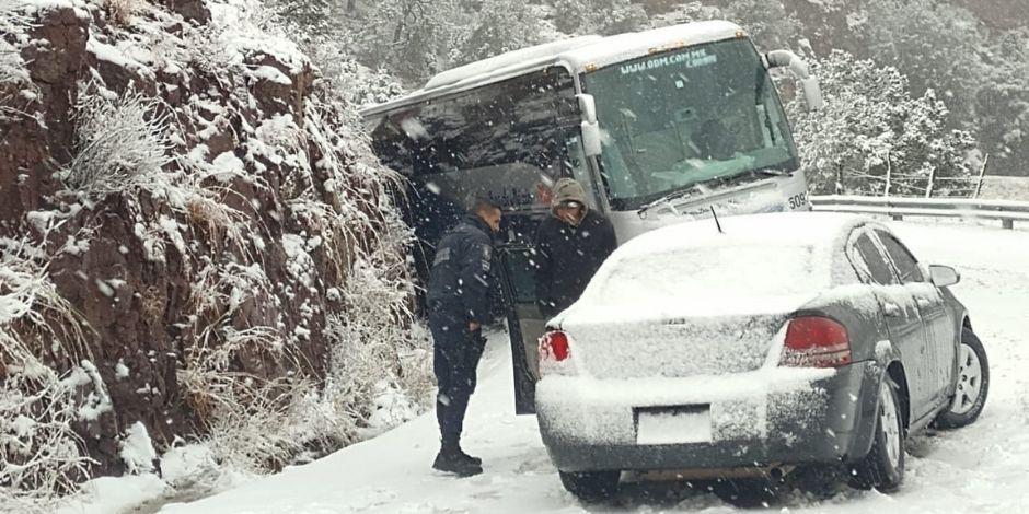 Seguridad de Chihuahua rescata a personas varadas por nieve en carretera.