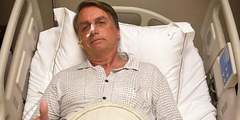 El presidente Jair Bolsonaro, desde el hospital, ayer, tras molestias abdominales.