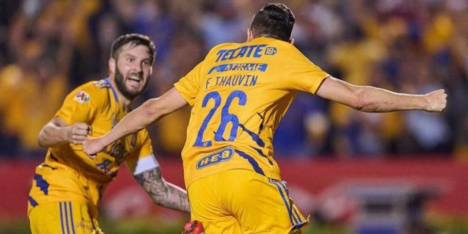 Los franceses André-Pierre Gignac y Florian Thauvin festejan un gol de Tigres en el pasado torneo de la Liga MX.