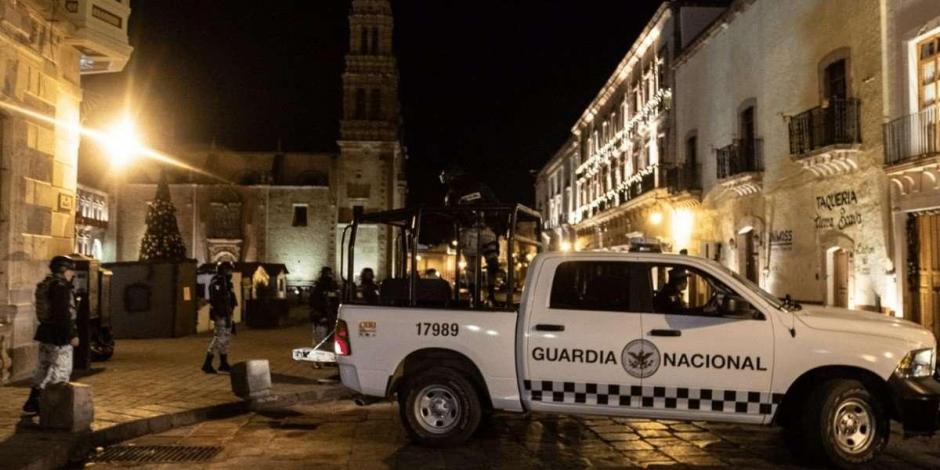 La Razón publicó que un vehículo fue abandonado frente a Palacio de Gobierno de Zacatecas con 10 cadáveres, lo que alertó a las autoridades por la guerra entre cárteles que se vive en el estado