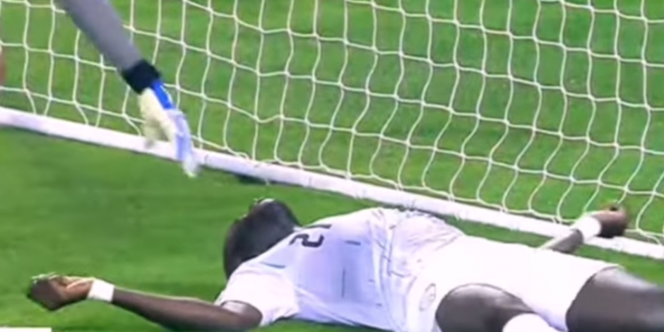 Ousmane Coulibaly yace tendido en el césped durante el partido entre Al-Wakrah y Al-Rayyan en la Superliga de Qatar.