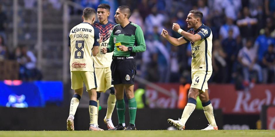 Futbolistas del América protestan una decisión del árbitro en su partido contra Puebla en la Fecha 1 de la Liga MX.