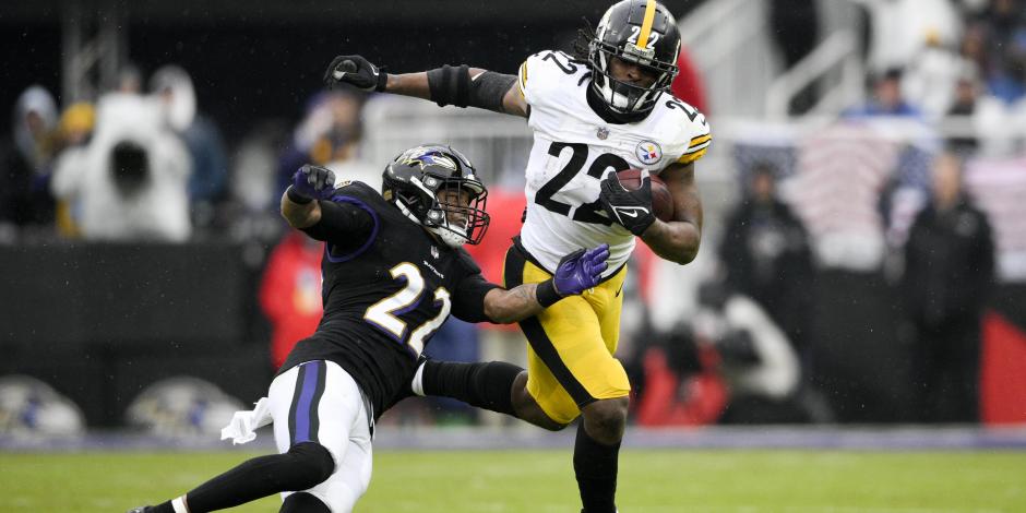 Una acción del Pittsburgh Steelers vs Baltimore Ravens de la NFL