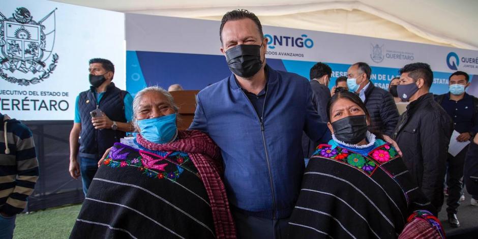 El Gobernador de Querétaro con un par de los beneficiarios.