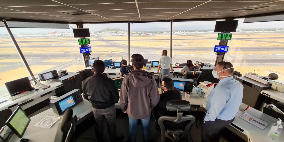 Desde la torre de control se realizan distintas tareas para agilizar el tránsito aéreo.