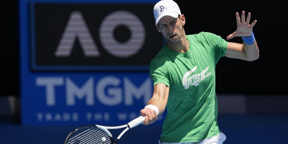 Novak Djokovic, actual campeón del Abierto de Australia, practica en Melbourne, sede del torneo de Grand Slam.
