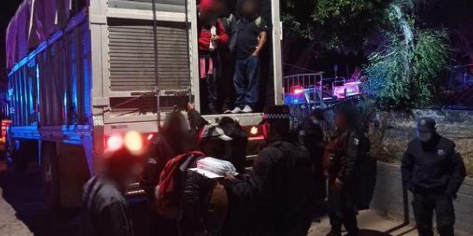 El conductor del camión y su acompañante fueron detenidos por las autoridades.