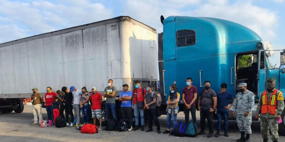 Los migrantes viajaban en la cabina de un trailer.