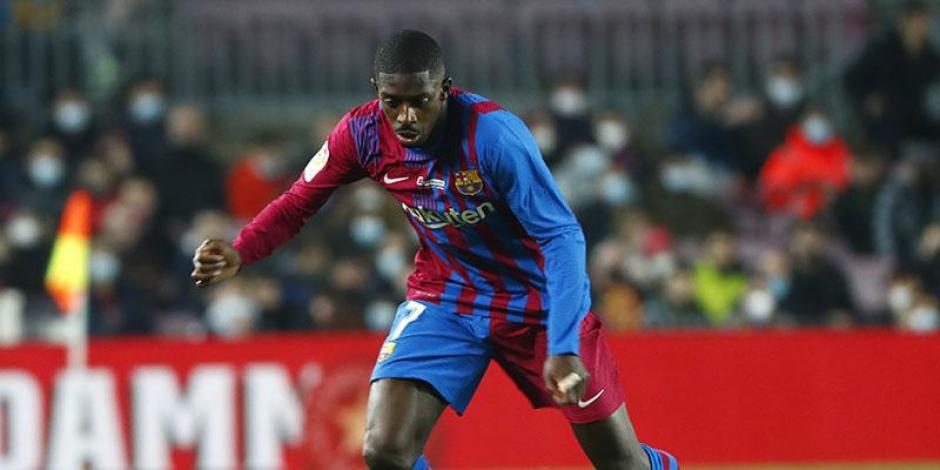 Ousmane Dembélé condece el balón en un juego del Barcelona.