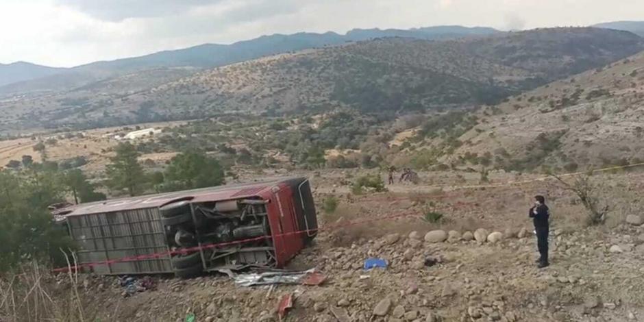 Tras volcar el autobús, autoridades de Tlaxcala reportaron el fallecimiento de una persona