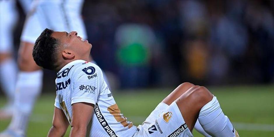 Sebastián Saucedo se lamenta durante un partido de Pumas en la Liga MX.