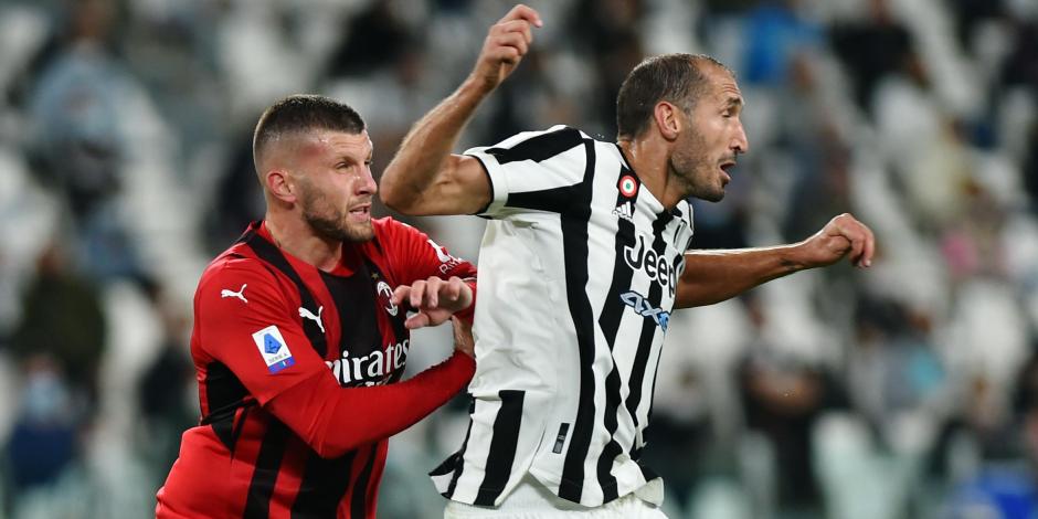 Ante Rebic, del Milan, y Giorgio Chiellini, de la Juventus, durante el último juego entre ambos clubes, en septiembre pasado.
