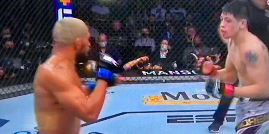Una acción del duelo entre Brandon Moreno vs Deiveson Figueiredo del UFC 270