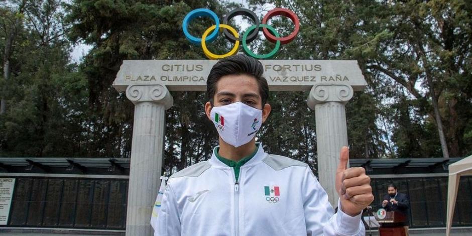 Donovan Carrillo durante el abanderamiento de la delegación mexicana que acudirá a Beijing 2022.