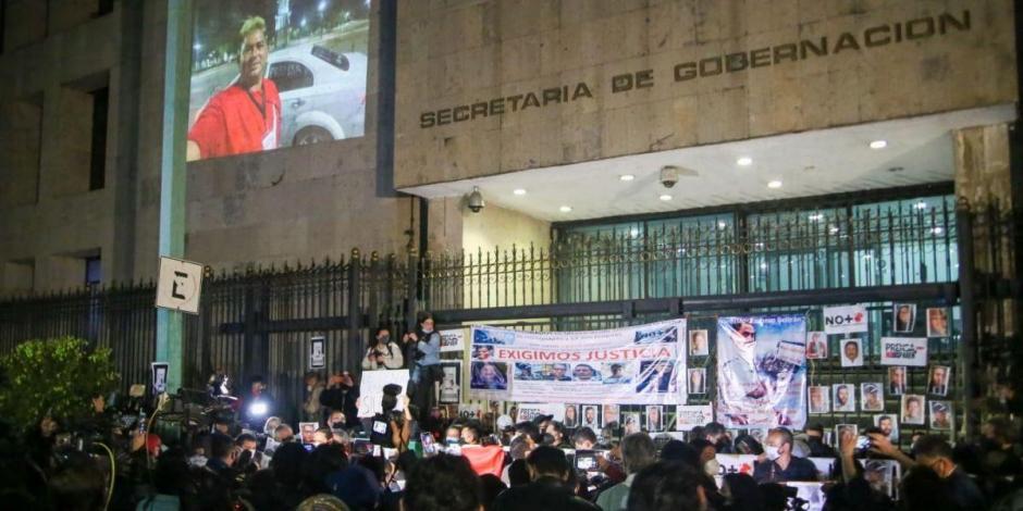 Decenas de periodistas se concentraron frente a la Secretaría de Gobernación para exigir justicia por los casos de tres colegas asesinados en lo que va del 2022.