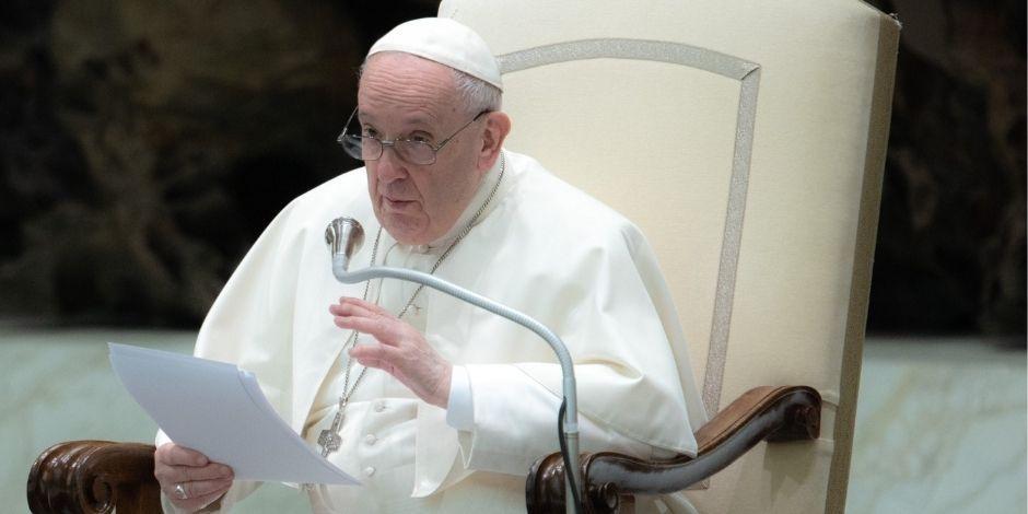 El Papa Francisco invitó a los padres con hijos homosexuales, a no condenarlos por su orientación sexual.