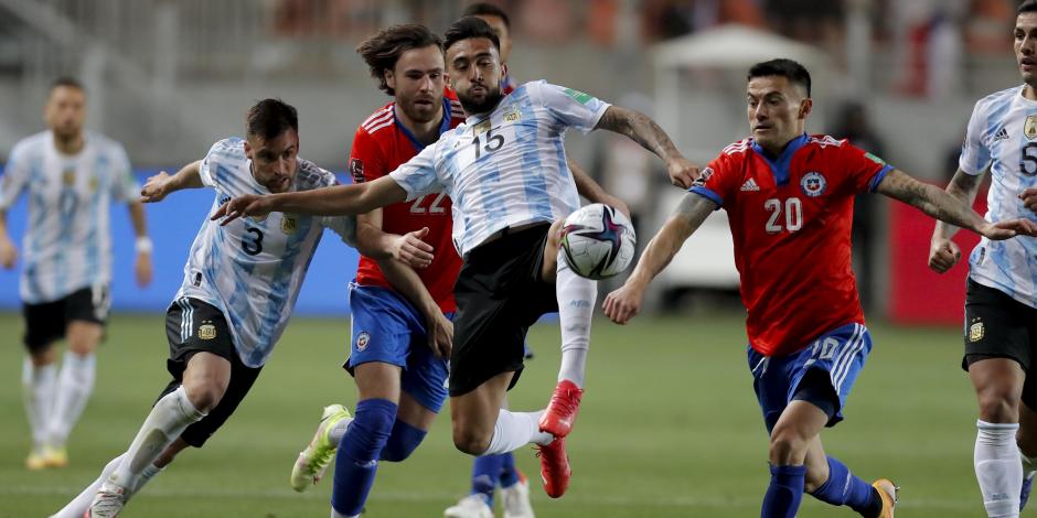 Nicolás González, de Argentina, pelea el balón con Charles Aránguiz, de Chile, en el duelo entre ambas selecciones en la Fecha 15 de las Eliminatorias Conmebol rumbo a Qatar 2022.