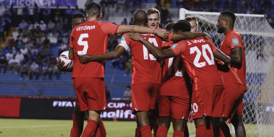 Jugadores de Canadá celebran un gol contra Honduras en la novena fecha del octagonal final de la Concacaf rumbo a Qatar 2022.