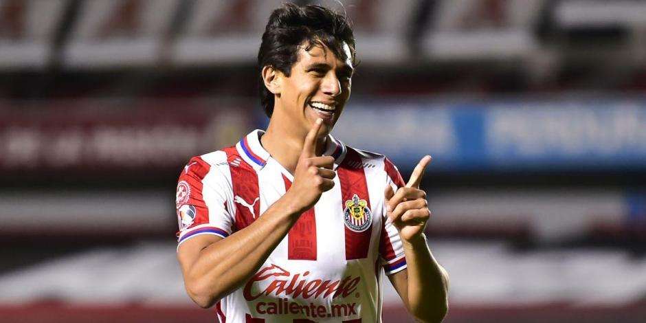 JJ Macías festeja un gol con Chivas en el Torneo Guard1anes 2021 de la Liga MX.