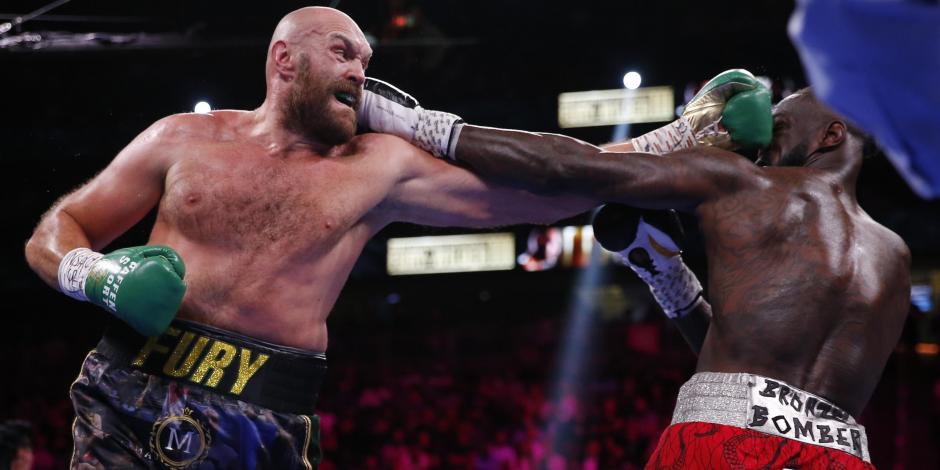 Tyson Fury le da un golpe a Deontay Wilder en su más reciente pelea de box, el pasado 9 de octubre.